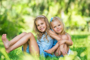 Park'ın bahçesinde iki sevimli kızı