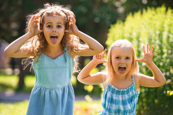 Kleine meisjes samen plezier — Stockfoto