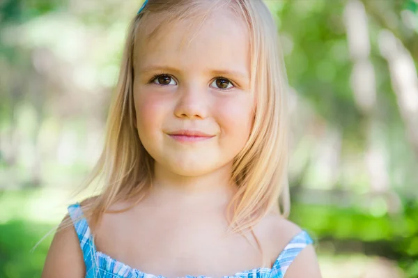 Милая маленькая девочка на лугу в летний день — стоковое фото