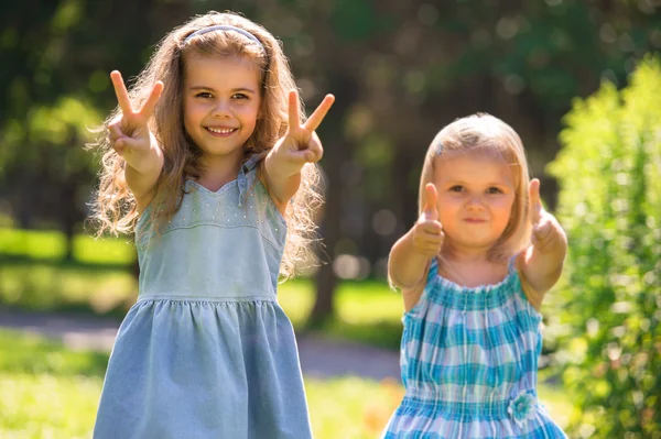 Små flickor att ha roligt tillsammans — Stockfoto