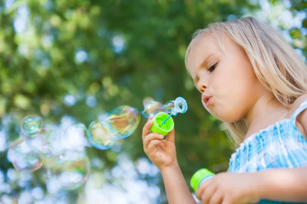 Kleines Mädchen mit Seifenblasen — Stockfoto