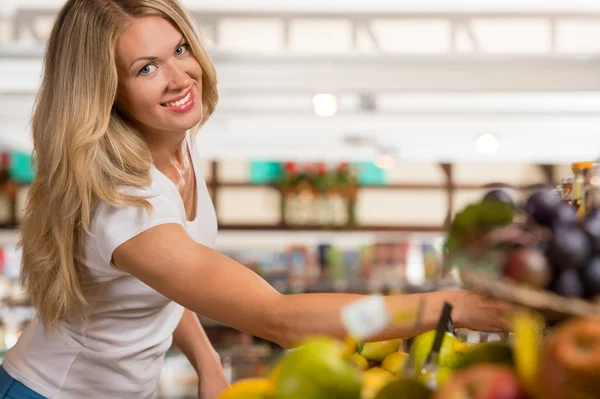 Casual vrouw boodschappen op biologisch voedsel sectie — Stockfoto