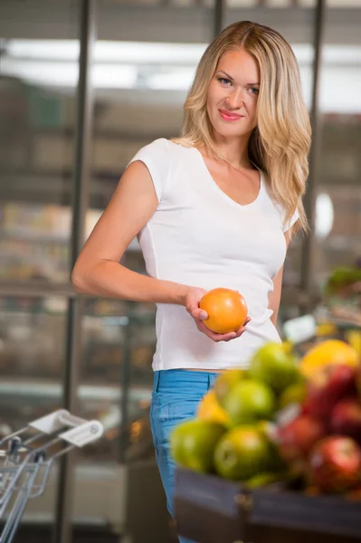 Mujer casual compras de comestibles en la sección de alimentos orgánicos — Foto de Stock