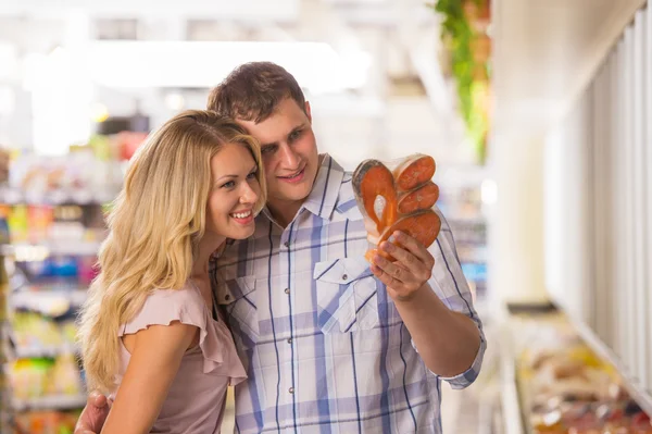 Casal feliz compras no supermercado local — Fotografia de Stock