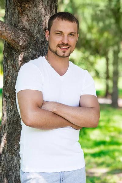 Schöner Mann im Park — Stockfoto