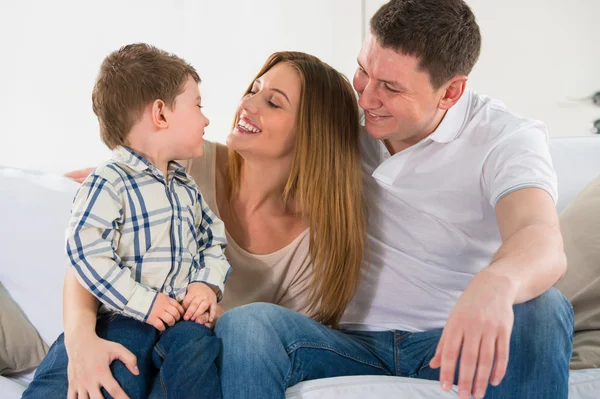 Hermosa familia feliz divirtiéndose en casa —  Fotos de Stock