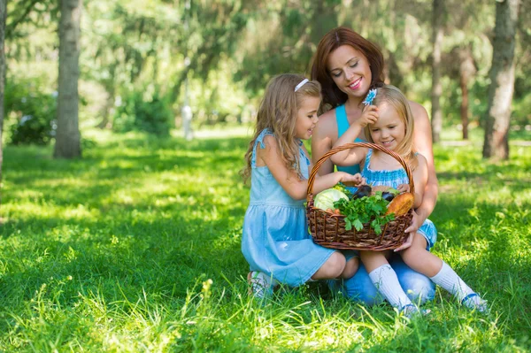 Мать с двумя дочерьми в парке — стоковое фото