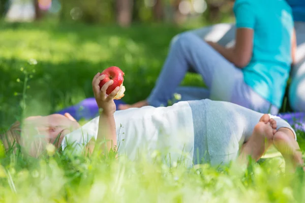 Grupo de niños felices divirtiéndose — Foto de Stock