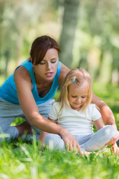 Mor och dotter gör övning utomhus — Stockfoto