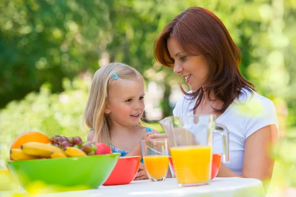 Mother and daughter picnicking — Stock Photo, Image