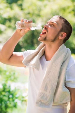 Spor fitness adam. genç atletik erkek kendini soğutma