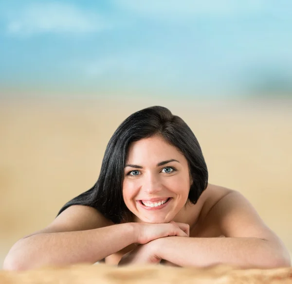 Mulher bonita de biquíni tomando banho de sol à beira-mar — Fotografia de Stock