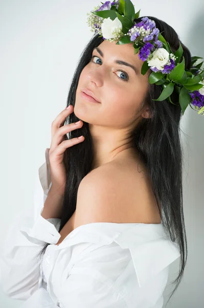 Vacker kvinna bär krans av blommor — Stockfoto