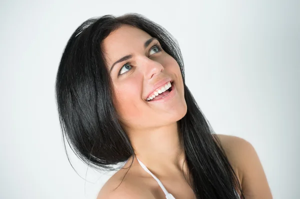 Ung positiv kvinna titta uppåt och ler — Stockfoto