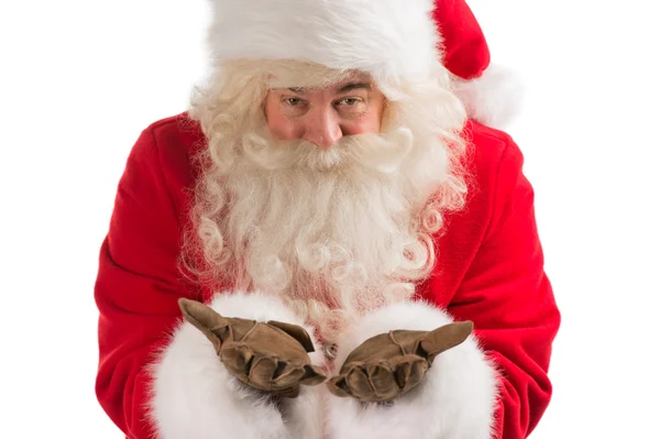 Портрет Деда Мороза, дующего и смотрящего в камеру — стоковое фото