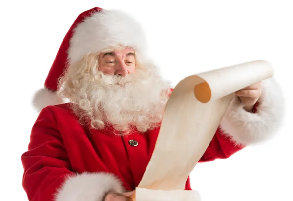 Porträt des glücklichen Weihnachtsmannes beim Lesen von Weihnachtsbriefen — Stockfoto