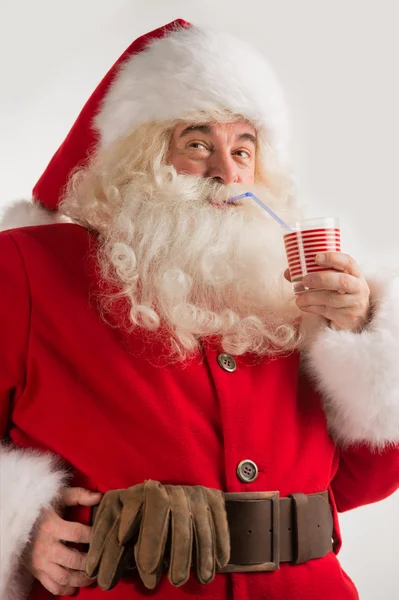 Portrait du Père Noël Boire du lait à partir de verre — Photo