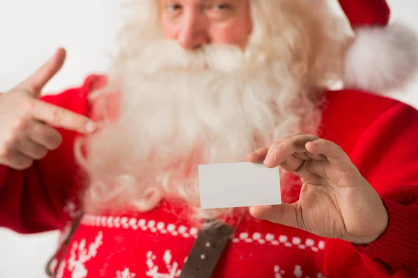 Porträt des glücklichen Weihnachtsmannes mit leerer Visitenkarte — Stockfoto