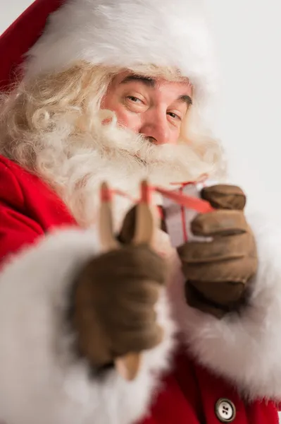 Portrait de Père Noël heureux visant cadeau de Noël avec fronde — Photo