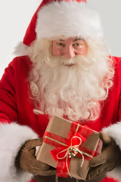 Portret van vriendelijke Kerstman met kerstcadeau Stockfoto