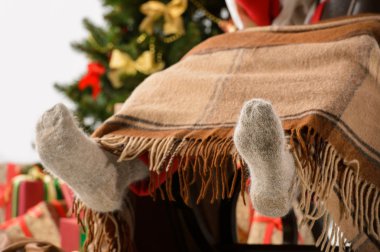 Noel Baba Noel ağacı yakın sallanan sandalyede oturan ve h Isınma