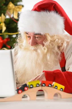 gerçek Noel Baba sürpriz yüz evde olan dizüstü bilgisayar üzerinde çalışan