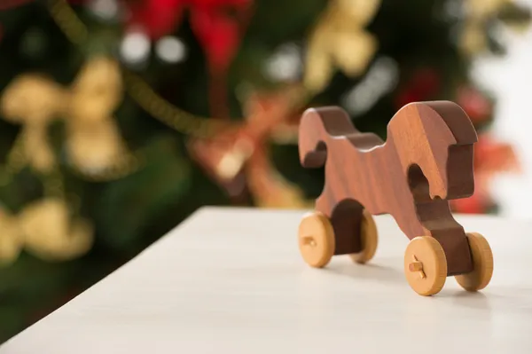 Oldtimer-Holzpferd auf dem Arbeitstisch des Weihnachtsmanns — Stockfoto