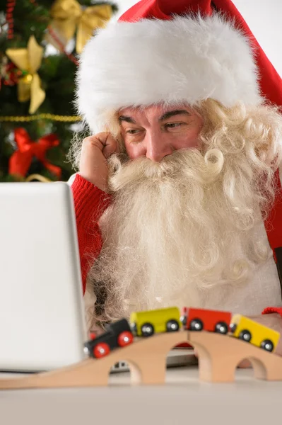 Άγιος Βασίλης με πραγματική γενειάδα, χρησιμοποιώντας φορητό υπολογιστή — Φωτογραφία Αρχείου