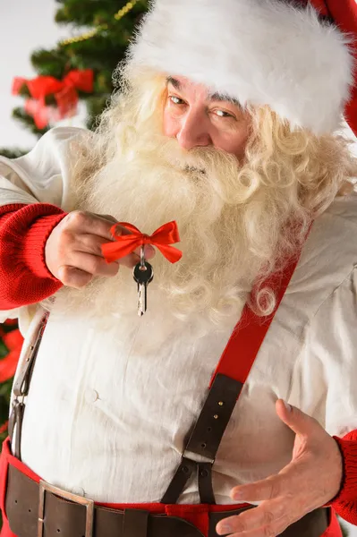Papai Noel segurando chaves Ano Novo - novo conceito de casa — Fotografia de Stock