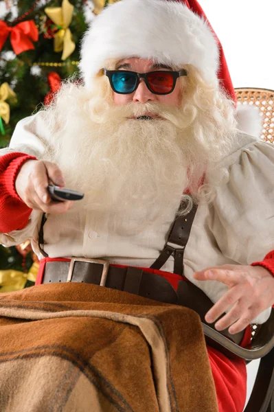 Santa Claus sentado en mecedora cerca de árbol de Navidad en casa —  Fotos de Stock