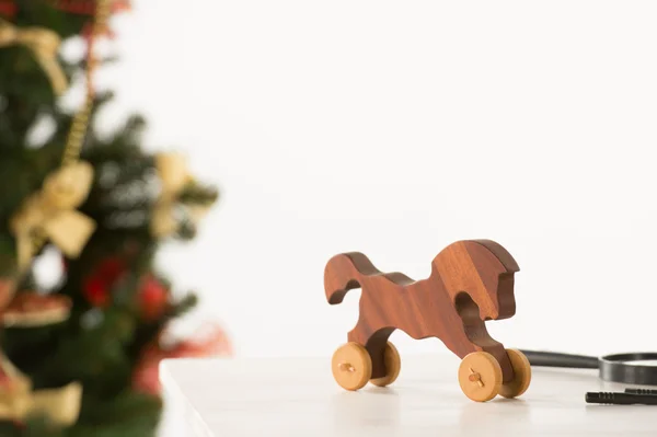 Vintage houten paard op Santa's werktafel — Stockfoto