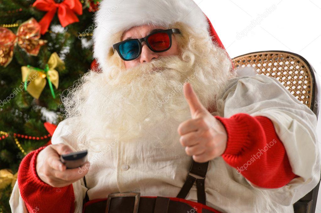 Père Noël assis dans un fauteuil à bascule près de l'arbre de Noël à la
