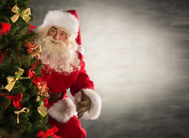 Noel Baba Noel ağacının yanında ayakta