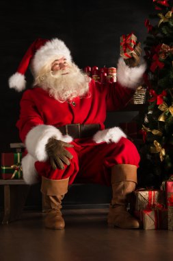 Noel Baba hediyeleri Noel ağacının altında karanlık odada yerleştirme