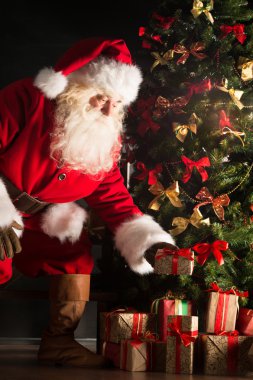 Noel Baba hediyeleri Noel ağacının altında karanlık odaya yerleştirmeyi