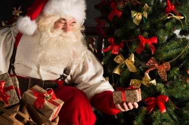 Noel Baba hediyeleri Noel ağacının altında karanlık odaya yerleştirmeyi