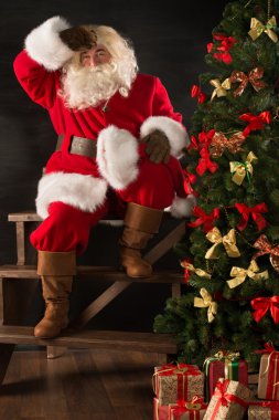 Noel Baba arayan çocuklar için tüm hediyeler teslim sonra yorgun