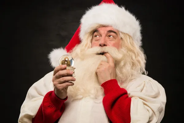 Noel Baba, kar küresi holding — Stok fotoğraf