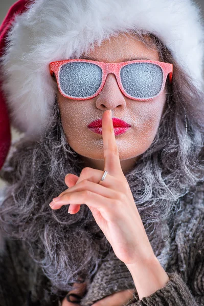 Mulher usando chapéu de Papai Noel e óculos de sol — Fotografia de Stock