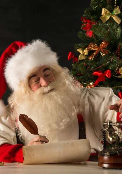 Retrato de Papai Noel respondendo cartas de Natal — Fotografia de Stock