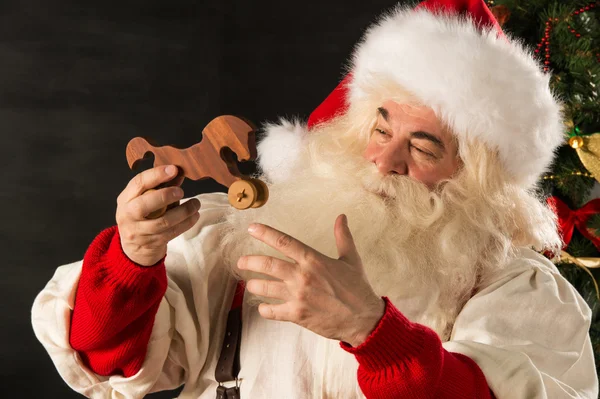 Santa Claus trabajando - preparando y envolviendo regalos de Navidad —  Fotos de Stock