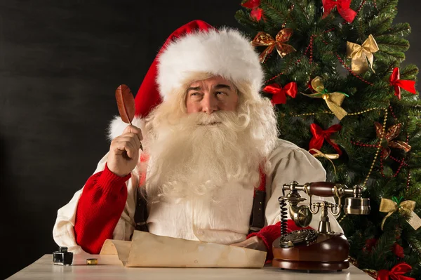 Retrato de Santa Claus respondiendo cartas de Navidad —  Fotos de Stock