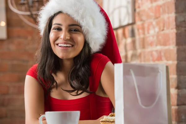 Charmig kvinna jultomten hatt öppna julklapp — Stockfoto