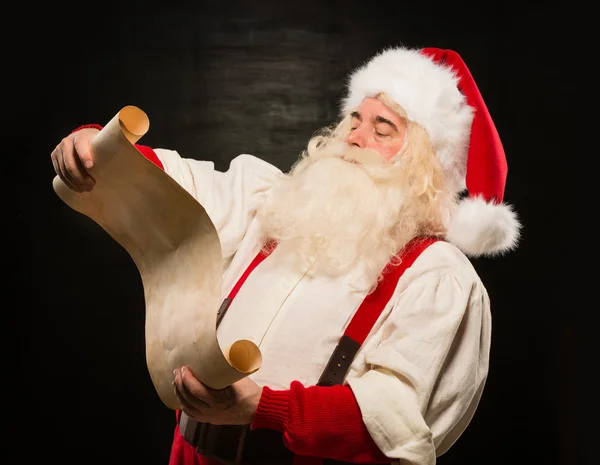 Portret szczęśliwy santa Claus czytając pismo Boże Narodzenie — Zdjęcie stockowe