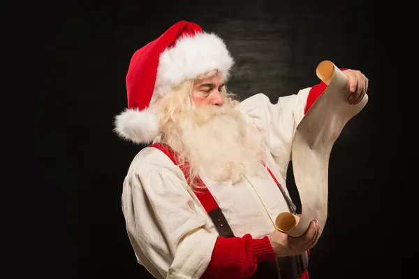 Ritratto di Babbo Natale felice che legge lettera di Natale — Foto Stock