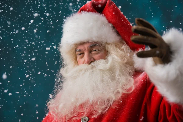 Foto happy santa Claus venku ve sněžení — Stock fotografie
