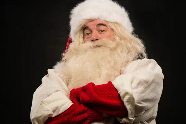 Foto de Santa Claus feliz de pie con las manos dobladas — Foto de Stock