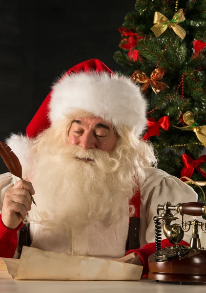 Portrét Santa Clause, který odpovídá na vánoční dopisy — Stock fotografie