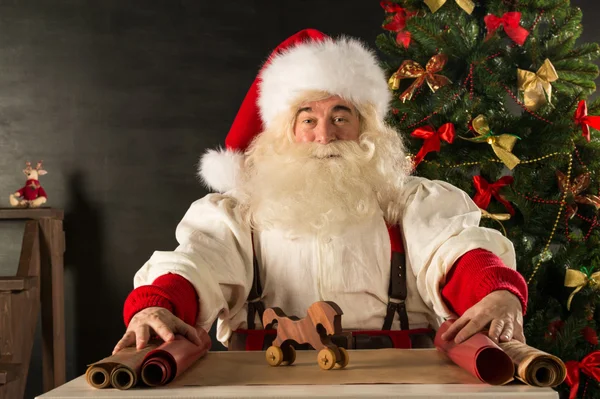 Santa Claus dolgozik - előkészítése és csomagolás karácsonyi ajándékok — Stock Fotó