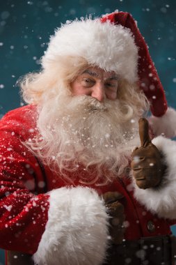 Noel Baba ayakta açık havada baş gösteren